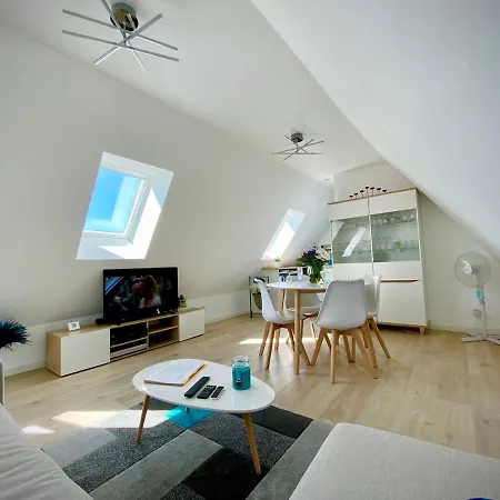 Apartment- Private In Detached House Apartmán *